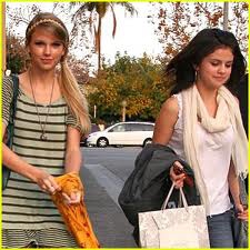 Selena  gomez et taylor swift dans un anniversaire 