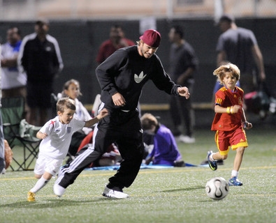 DAVID BECKHAM DRIBBLE SES FISTONS