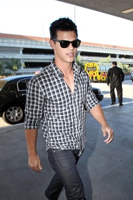 TAYLOR LAUTNER �G�RIE ARMANI