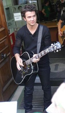 KEVIN JONAS MARI� CE WEEK-END !