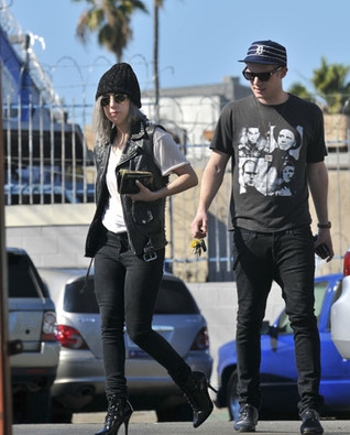 LADY GAGA SORT AVEC UN P�RE C�LIBATAIRE...