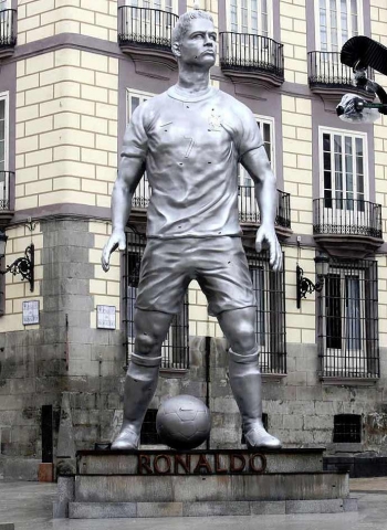 CRISTIANO RONALDO OBTIENT SA STATUE