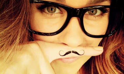 MoUstAcHee