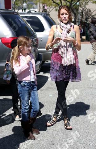 ma cousine est ma meilleure amie est aussi moi ma meilleure amies est derriere on l a voit pas