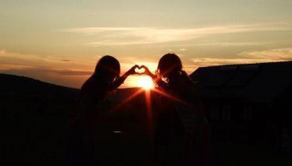 � L'amiti� double les joies et r�duit de moiti� les peines. � Francis Bacon.