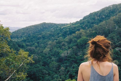 � C'est quand la distance s'impose que l'amour transparait le plus. Le vide de l'absence nous fait aimer plus fort. Ce sont tous les souvenirs qui nous reviennent et les larmes qui nous montent aux yeux.. �