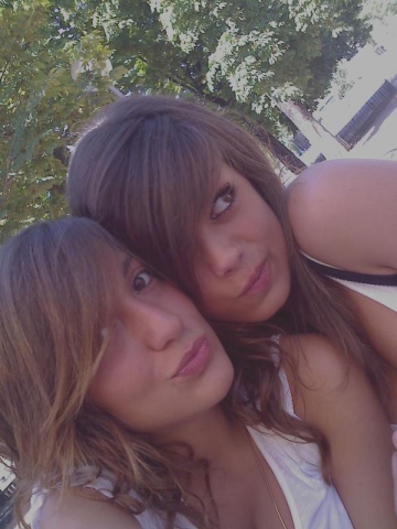 Louise et moi. ♥ Une belle amiti�, qui ne fait que commenc� ;) Je suis celle qui regarde ailleurs :)