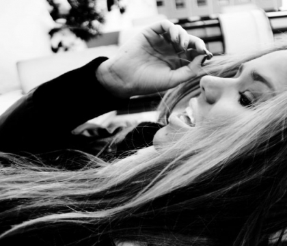 Un gars donne 20 roses � une fille,19 vraies et une seule fausse et dit : 