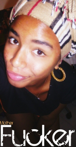 En fait , le savon c`est comme le sperm , il faut secouer le tube pour que �a sorte . 