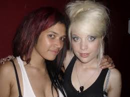 La plupart des filles cherchent le prince charment d�sesp�r�ment , moi je pr�f�re m'entourer d'amies en Or . Amicalement . Kinnie . ♥ 