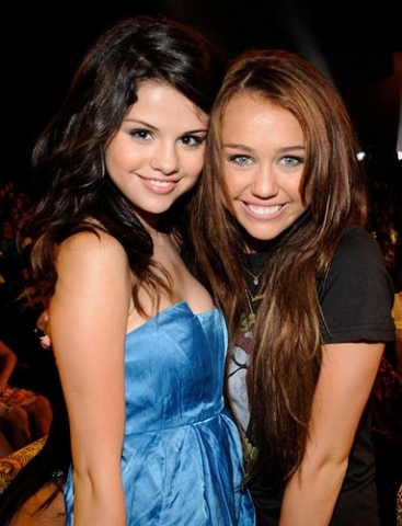 Miley Cyrus et  Selena Gomez - photo 2