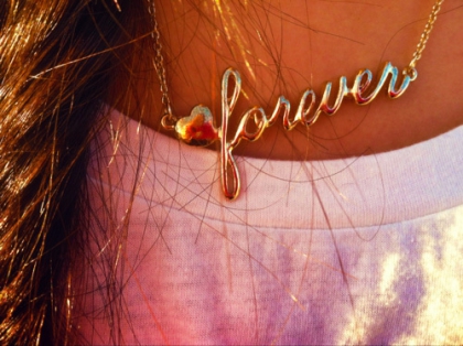 Ne laisse pas tes ennemis faire de ta vie un enfer.... Mais laisse tes amis en faire un paradis...