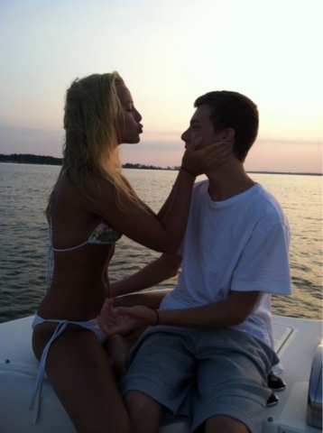 Ptn il est canon ! il est magnifique ! il a du style ! il est .. en couple ! --'