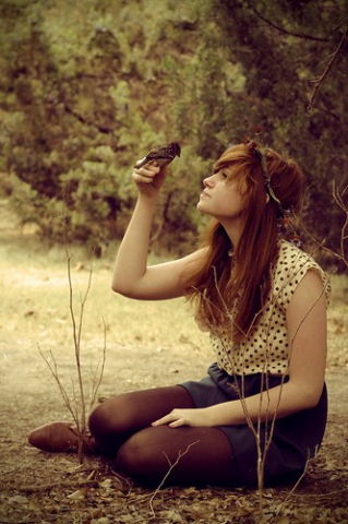 � J'ai toujours �t� ce genre de fille. Celle qui ressent tellement de choses mais qui n'en dit pas un mot. J'ai toujours l'air de bien aller, et c'est le cas, tant que j'me retrouve pas toute seule. Car j'ai plein de trucs au fond de ma t�te et au fo