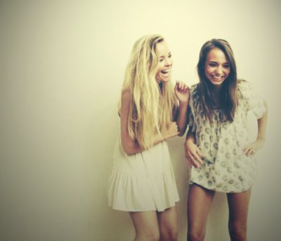 Il nous suffit parfois d'un seul ami pour s'amuser comme avec personne, lui donner notre confiance comme on le ferait avec aucune autre personne..