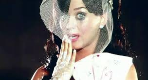 faire attention aux voitures et katy perry