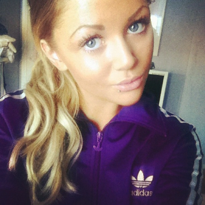 Je crois bien que c'est �a le vrai amour : avoir l'impression d'�tre dans sa vie, pas � c�t�. Au bon endroit. Ne pas avoir besoin de se forcer, de se tortiller pour plaire � l'autre, rester comme on est.