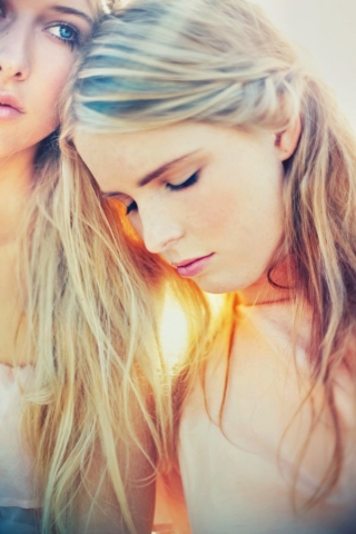 • ~ `Doutez que les étoiles ne soient de flamme ; Doutez que le soleil n'accomplisse son tour ; Doutez que la vérité soit menteuse infâme ; Mais ne doutez jamais de mon amour....