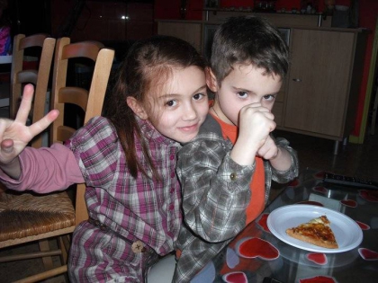 moi quand j'�tais plus petite , et mon petit frere. - photo 2