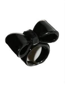 bague noir et colier aussi 