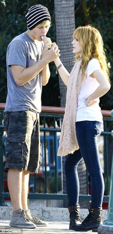 Bella Thorne et Tristan Klier sur le point de s'embrasser
