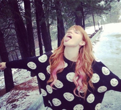 Bella thorne bataille de boules de neige !!!