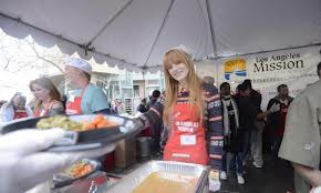 Bella Thorne aide les plus d�munis pour No�l !!!!