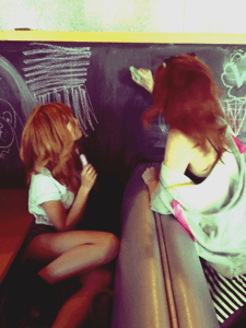 Bella et pour la premi�re fois. Elle t'�cris dans un tableau!