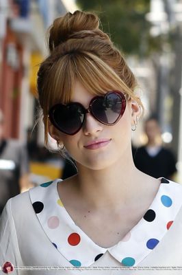 Bella  dans les rues de Beverly hills et dans le magasin H&M pour faire des achats. - photo 3