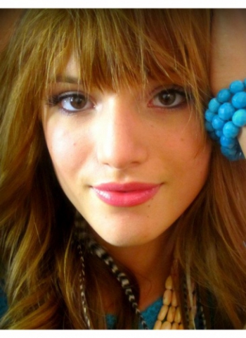 Victoria and Bella Thorne. - photo 3