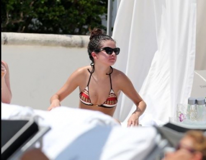 L'actalit:  Slna Gomez, le bronzage !  - photo 3