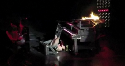 lady gaga les 4 pattes en l'air