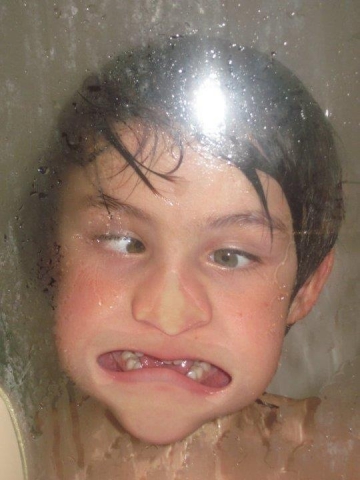 Mon pti fr�re + la douche = lol lol lol 