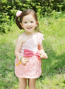 je veux vous montrer les robes des petite enfants ma mre a beceaup de l'argent elle as sont boutique et toute le monde vien pour acheter des robes de soire ou les chaussures  - photo 2