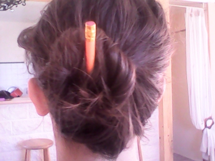 tutoriel coiffure facile pratique avec un crayon e papier. - photo 2