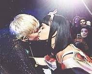 Miley Cyrus et Katy Perry s'embrasse