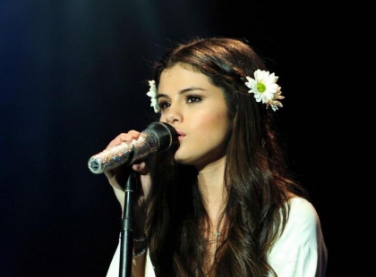 QUI PENSE QUE SELENA GOMEZ A UNE BELLE VOIX?