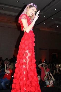 Mage martina stoessel � un d�filer de mode - photo 2