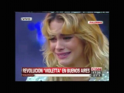 En plein concert,Martina ramasse un mouchoir  ayant �crit: Tini,je veux ta mort!