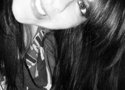 Qui est cette fille cachée ?