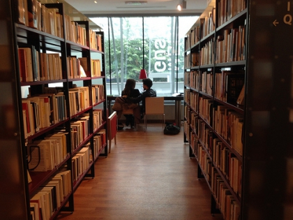 (* ˘⌣˘)◞[_]♥[_]ヽ(‿ )Grce  une table isole