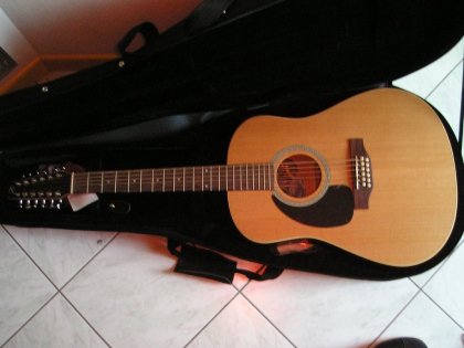 Jour apr�s jour Je fais le tour De mes id�es noires, Pourtant tu es l� Tout pr�s de moi.   Pourquoi ma guitare est si triste ?   Nuit apr�s nuit Je m'ennuis, Dans mon d�sespoir Quelque chose me manque, Seulement toi.   Pourquoi ma guitare se d�siste 