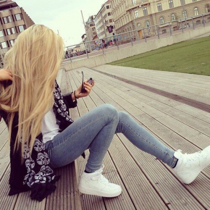 Je me prsente je m'appelle ryma , j'ai 16 ans, j'habite a alger  Je suis clibataire! Je cherche a me faire des amies et faire de nouvelles connaissances !!! Je suis une fille trs gentille, sympas, adorable, aimable etc...!! J'ai mes cheveux blonds