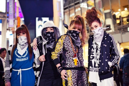  	 Faux sac Gucci .. Fausse montre Louis-VUI .. Tout le monde parle de Swag mais moi je crois qu'il y a un souciiiiiis ! Nan ce n'est pas Nicky ! Nancy dans ta stereo, Minaj dans ta playlist .. Chariff  la prod', Cha-cha-chariff  la prod' la pas te - photo 3