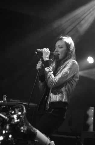 De Laurentis, belle et talentueuse chanteuse ! - photo 3