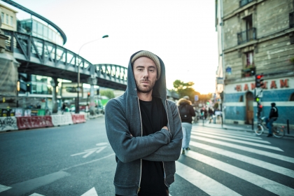 John Milk fait danser derrière son ordi avec When I Get Down - photo 2