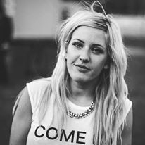 Mme si tu souris toujours, je peux voir la tristesse dans tes yeux..