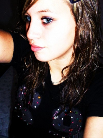  Prend ma main tu fera mon bonheur, embrasse moi tu fera battre mon cur.  