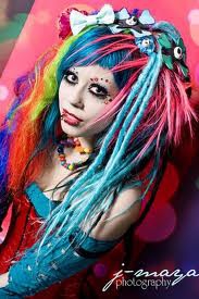 Fille aux rasta multicolore