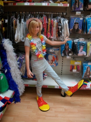 Allez !! cest gratui. ( Moi sur la photo deguisé en clonw )